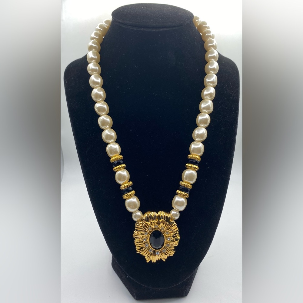 KENNETH JAY LANE FAUX PEARL AND JET NECKLACE Vintage (Susan Caplan Rediscovered)